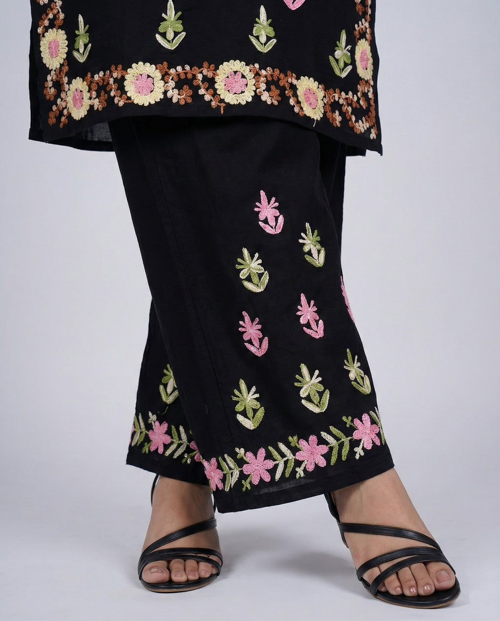 Women Floral Embroidered Regular Thread Work Kurta with Trousers