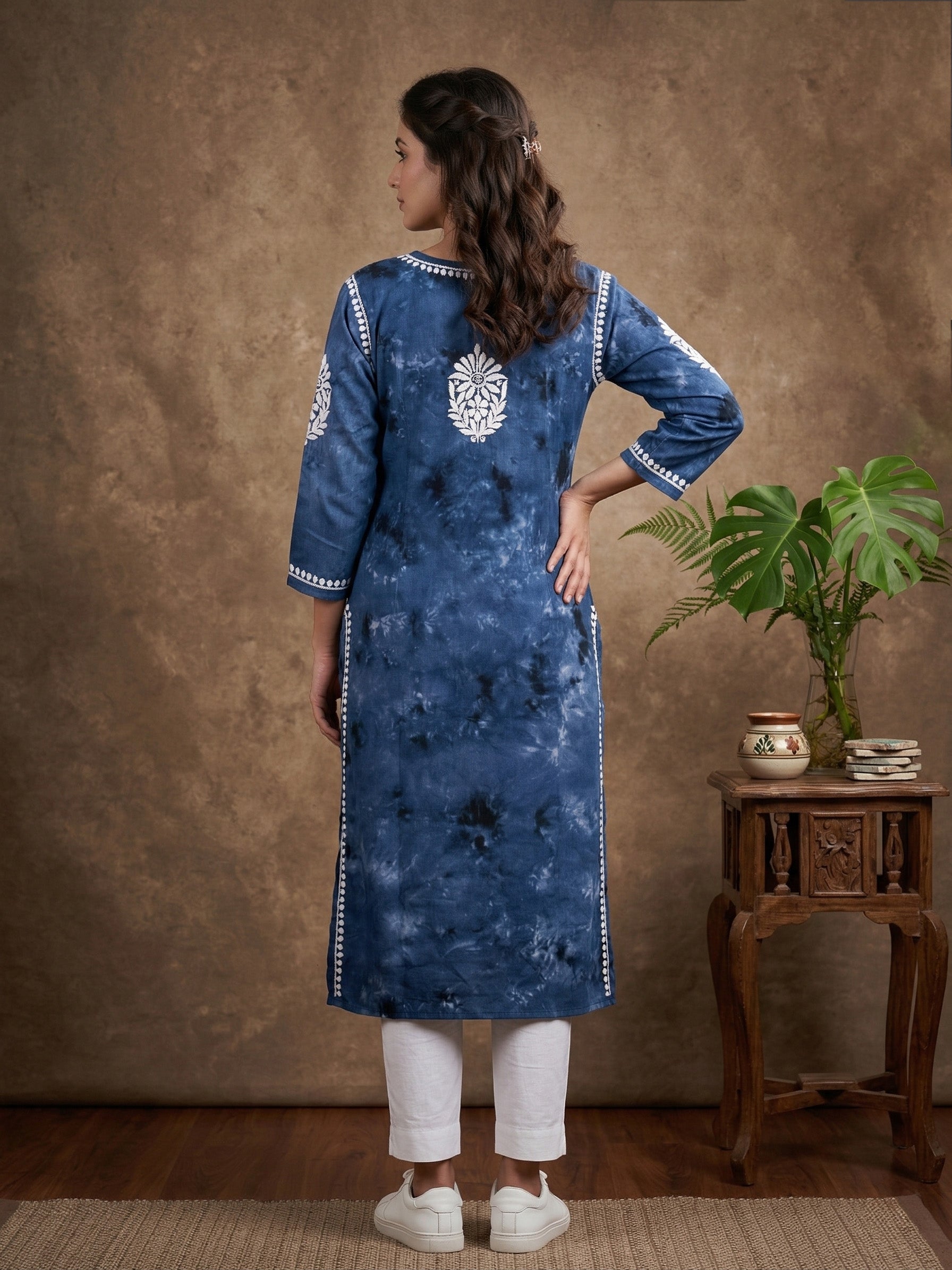 Women Floral Embroidered Chikankari Floral Kurta