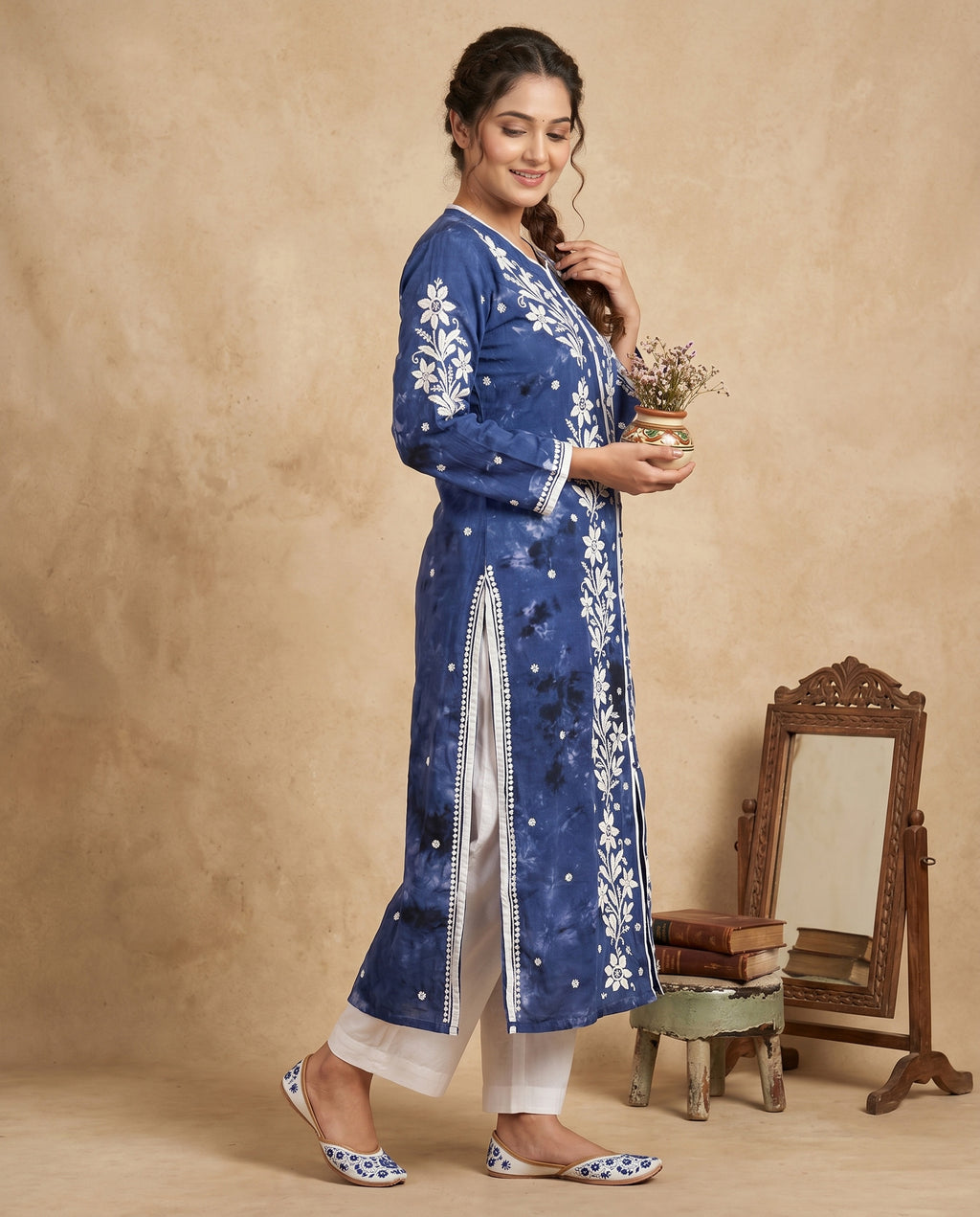 Women Floral Embroidered Chikankari Floral Kurta
