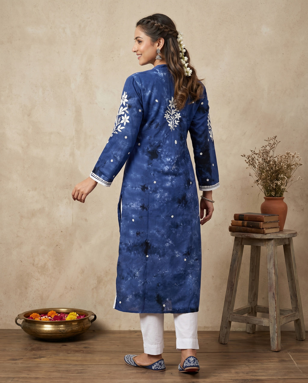 Women Floral Embroidered Chikankari Floral Kurta
